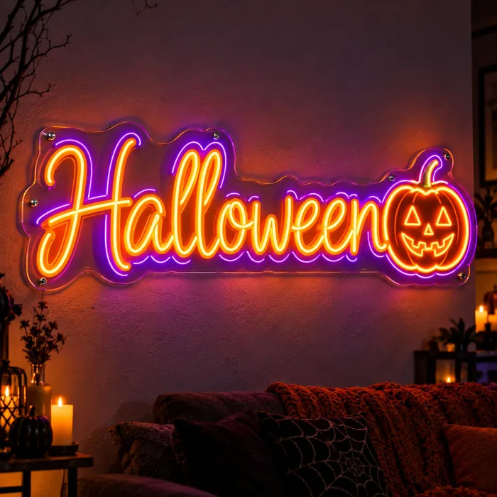 Neon LED Schild mit Schriftzug „Halloween“ und Kürbis in Orange und Lila im dekorierten Wohnzimmer