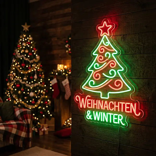 Neon LED Schild Weihnachten & Winter – leuchtender Tannenbaum in Rot und Grün im gemütlichen Wohnzimmer