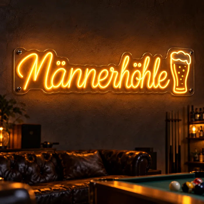 Neon LED Schild mit Schriftzug „Männerhöhle“ und Bierglas in Bernstein in der Man Cave mit Billardtisch