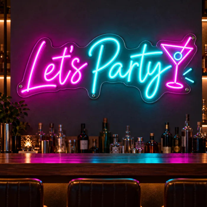 Neon LED Schild mit Schriftzug „Let's Party“ und Cocktailglas in Magenta und Türkis über der Heimbar