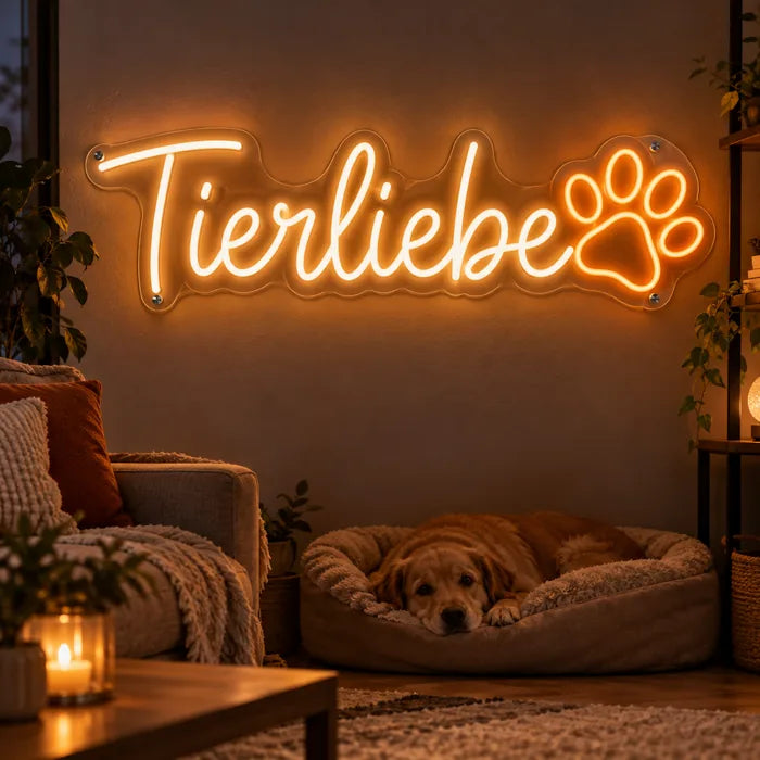 Neon LED Schild mit Schriftzug „Tierliebe“ und Pfote in Warmweiß und Orange im Wohnzimmer mit Hundebett