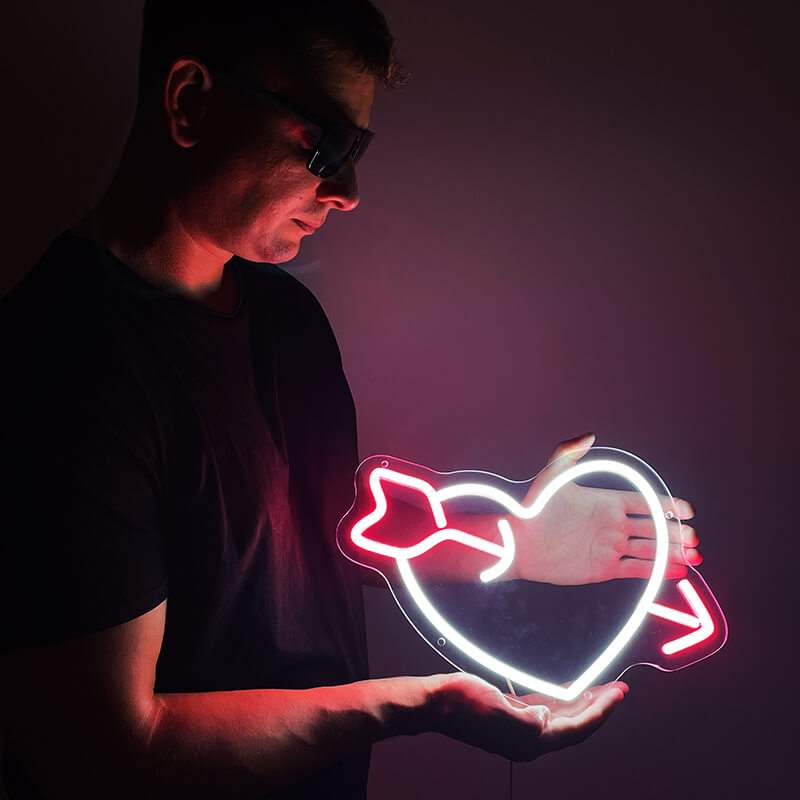 Herz mit Pfeil Neon LED Schild handgefertigt – Verlobung und Antrag Wanddeko