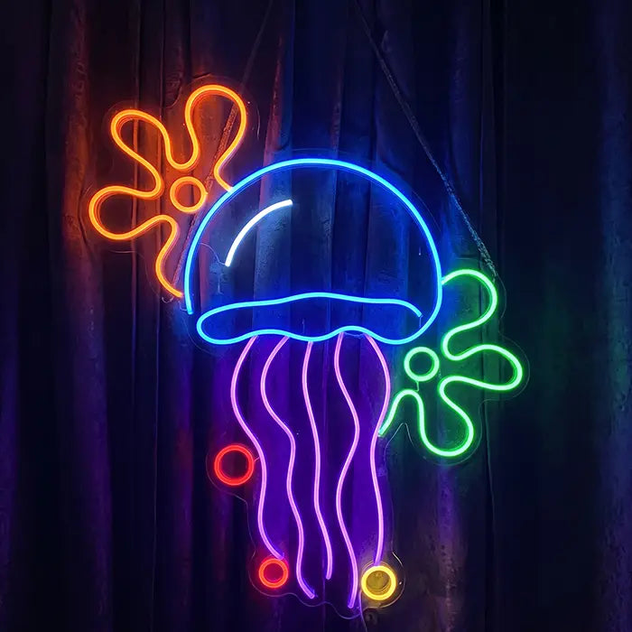 Qualle mit Blumenwolken Neon LED Schild in der Farbversion Blau-Violett vor dunklem Vorhang, mit oranger und grüner Blumenwolke