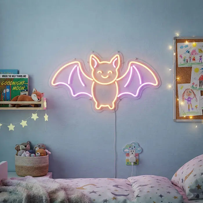 Fledermaus Neon LED Schild im Kinderzimmer über dem Bett neben Bücherregal und Lichterkette