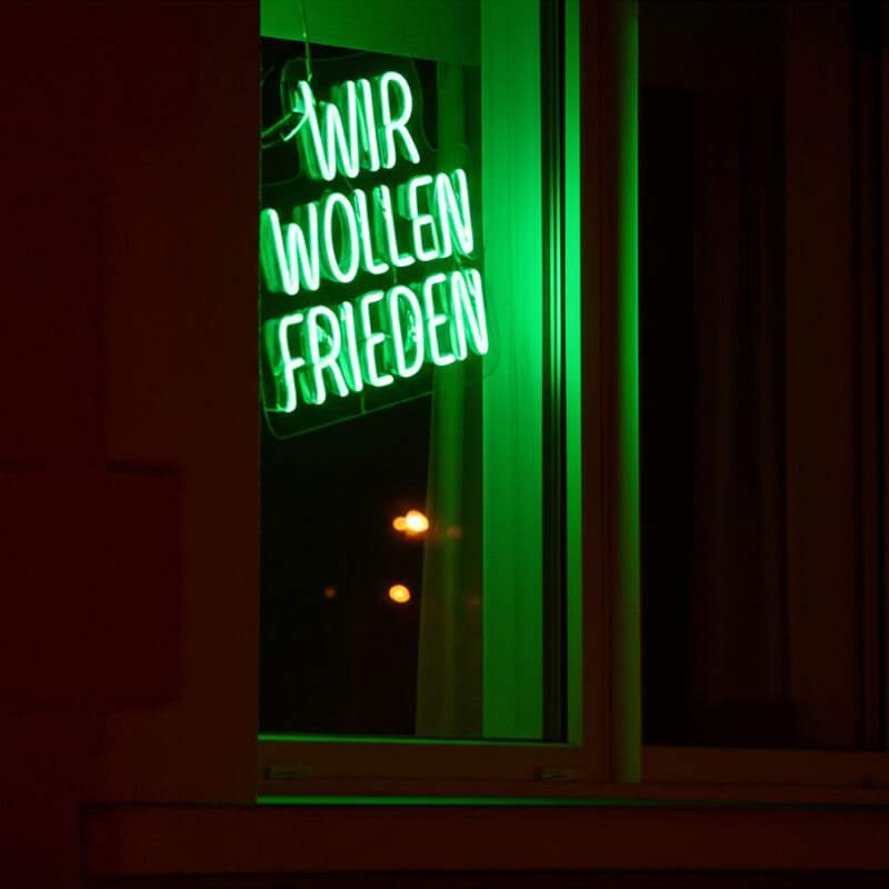 Wir Wollen Frieden LED Schild 6mm Acrylplatte – Statement Wanddeko fürs Wohnzimmer