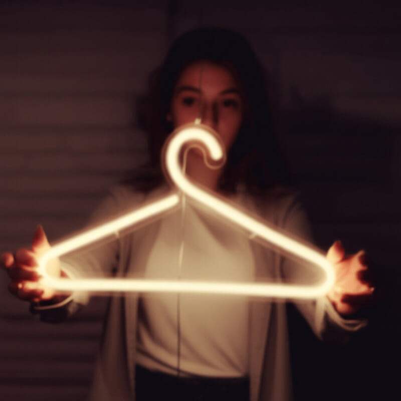 Kleiderbügel Neon LED Schild handgefertigt – Designer Studio Wanddeko