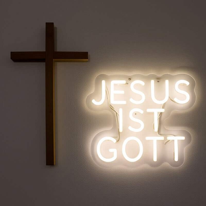 Jesus ist Gott Neon LED Schild beleuchtet – Hauskreis und Andacht Deko