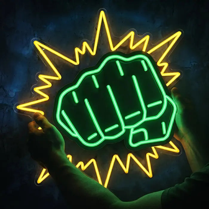 Hulk Faust Neon LED Schild aus der Nähe, zwei Hände halten das leuchtende Acrylglas-Schild von unten