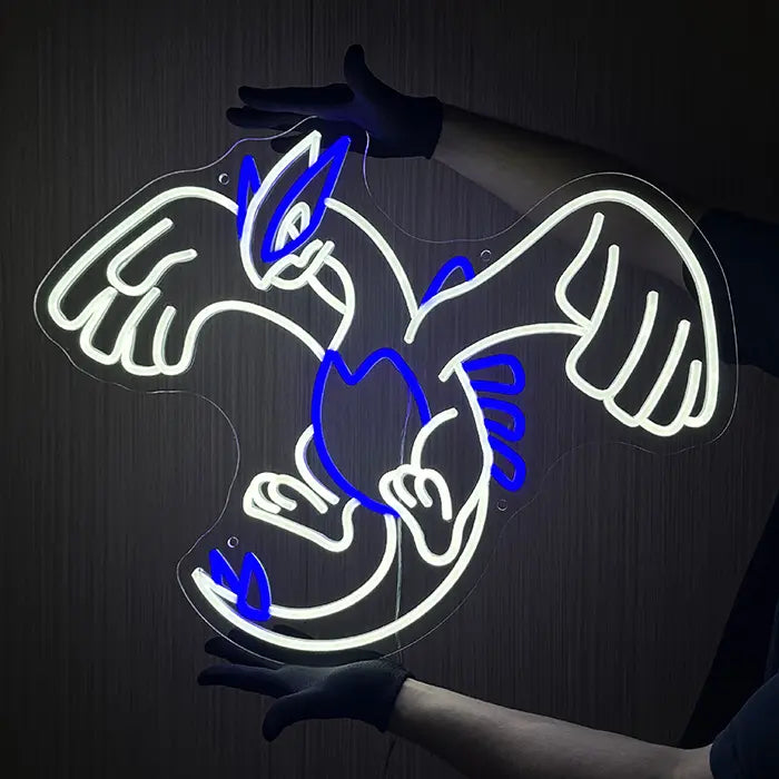 Pokémon Lugia Neon LED Schild, leuchtend in Weiß und Blau, vor einer dunklen Holzwand gehalten