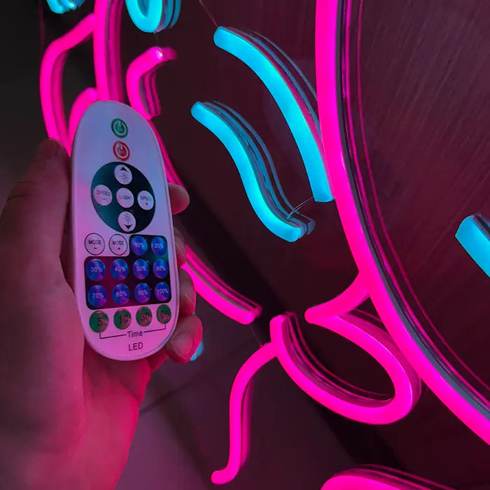 Mindy Bunny Neon LED Schild, Detailansicht des LED-Neon-Flex auf der klaren Trägerplatte