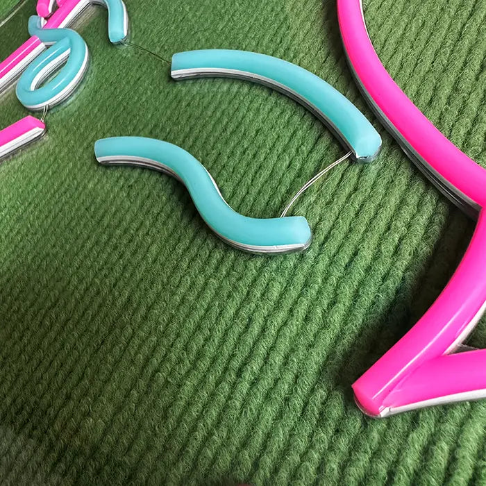 Neon Bunny LED Schilder Set, mit sichtbarem Anschlusskabel am unteren Rand