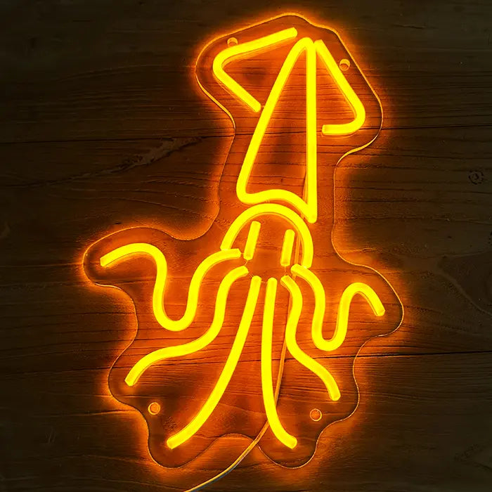 Goldener Tintenfisch Neon LED Schild frontal an einer Holzwand, Fangarme und Körper leuchten warm