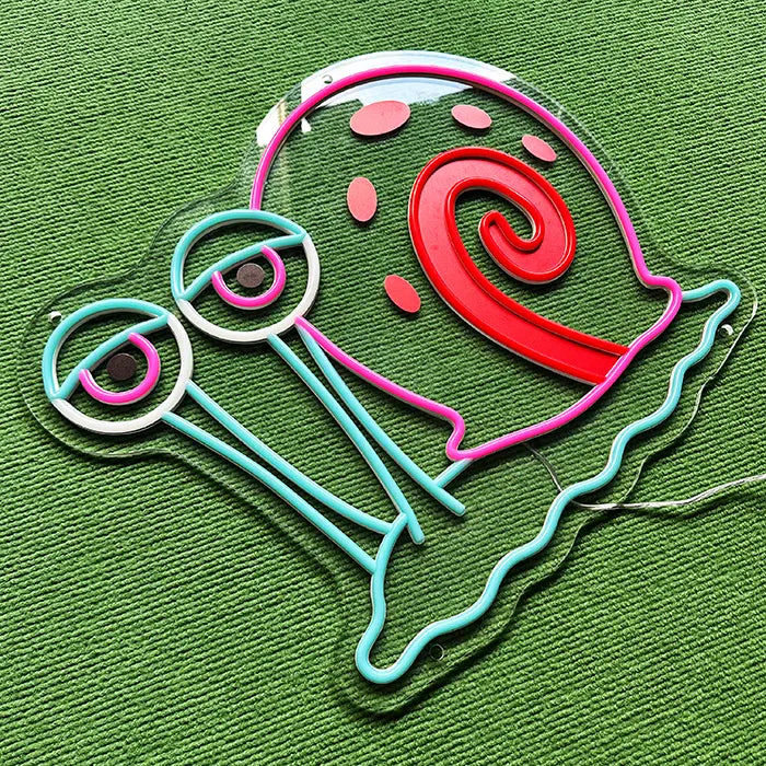 Gary Schnecke Neon LED Schild ausgeschaltet schräg von oben, Neonschlauch plastisch auf dem Acryl