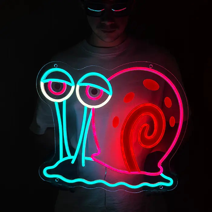Gary Schnecke Neon LED Schild wird vor dem Körper gehalten, Augen und Haus gut erkennbar