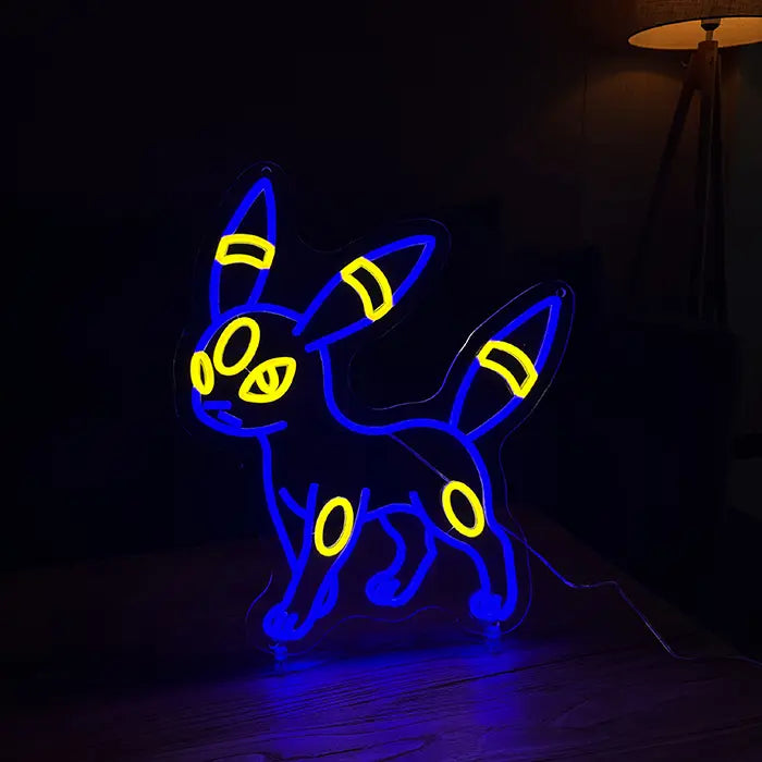 Pokémon Nachtara Neon LED Schild an dunkler Wand, daneben wirft eine Stehlampe warmes Licht