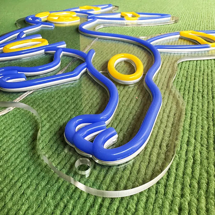 Pokémon Nachtara Neon LED Schild ausgeschaltet schräg auf grünem Untergrund, Neonschlauch auf Acryl