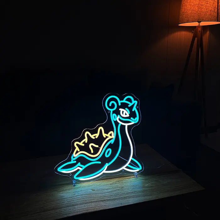 Pokémon Lapras Neon LED Schild auf einem Holztisch im dunklen Raum, daneben eine Stehlampe