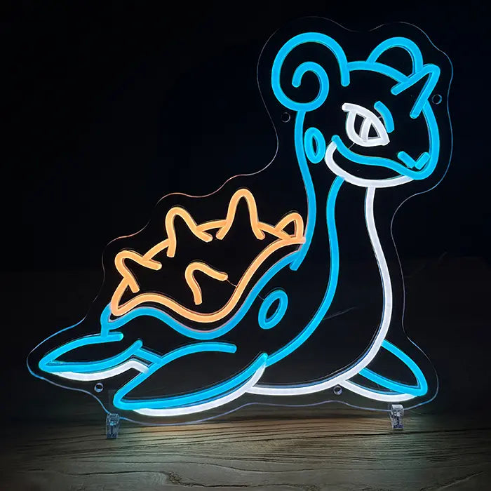 Pokémon Lapras Neon LED Schild auf Standfüßen auf einem Holztisch, Panzer leuchtet orange