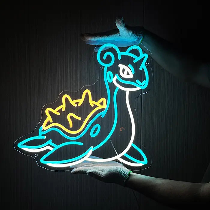 Pokémon Lapras Neon LED Schild wird mit Handschuhen an eine dunkle Holzwand gehalten