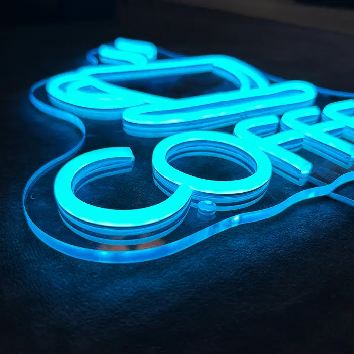 Coffee Tasse Neon LED Schild in Makroaufnahme, eisblaue Neonschläuche auf der Acrylplatte