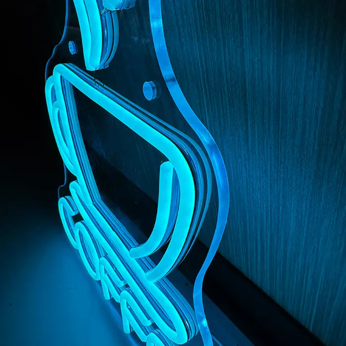 Coffee Tasse Neon LED Schild seitlich fotografiert, Tasse und Acrylkante aus der Nähe