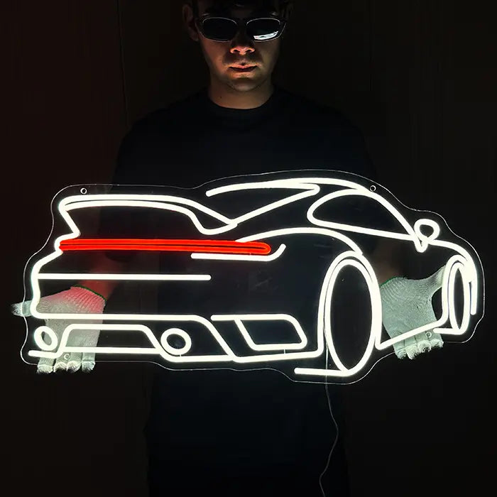 GT-Sportwagen Neon LED Schild wird mit Handschuhen vor den Körper gehalten
