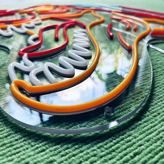 T-Rex Dino Neon LED Schild ausgeschaltet schräg von oben, Zähne und Kieferlinien auf der Acrylplatte
