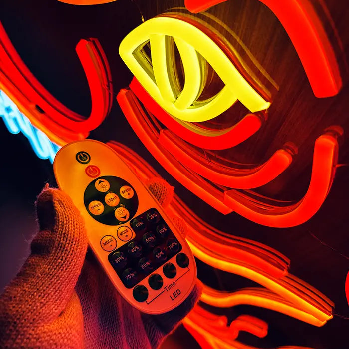 T-Rex Dino Neon LED Schild aus der Nähe mit Fernbedienung in der Hand vor dem gelben Auge