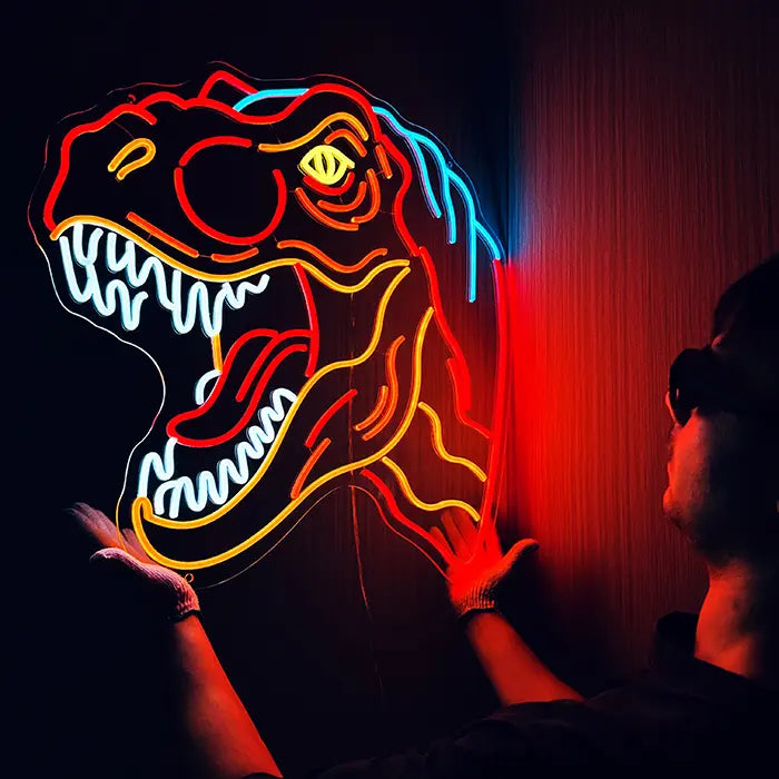 T-Rex Dino Neon LED Schild wird an der Wand ausgerichtet, eine Person mit Handschuhen hält es fest