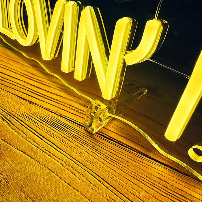 McDonald's Not Lovin' It Neon LED Schild im Detail mit Standfuß auf einer Holzfläche, Buchstaben leuchten