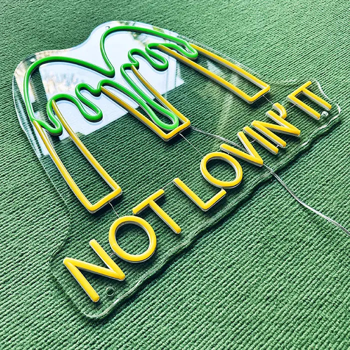 McDonald's Not Lovin' It Neon LED Schild ausgeschaltet schräg von oben, Neonschläuche auf der Acrylplatte