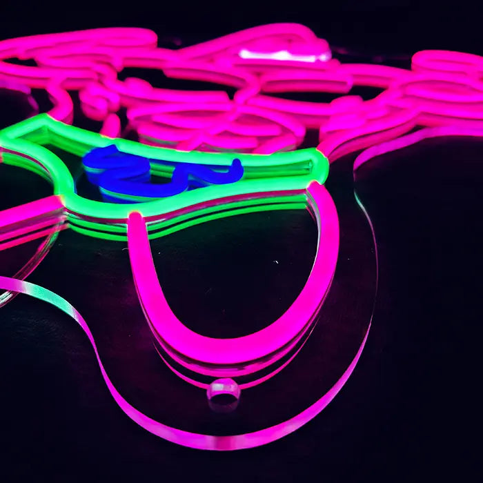 Patrick Bodybuilder Neon LED Schild schräg von der Seite, grüne Badehose mit blauem Muster