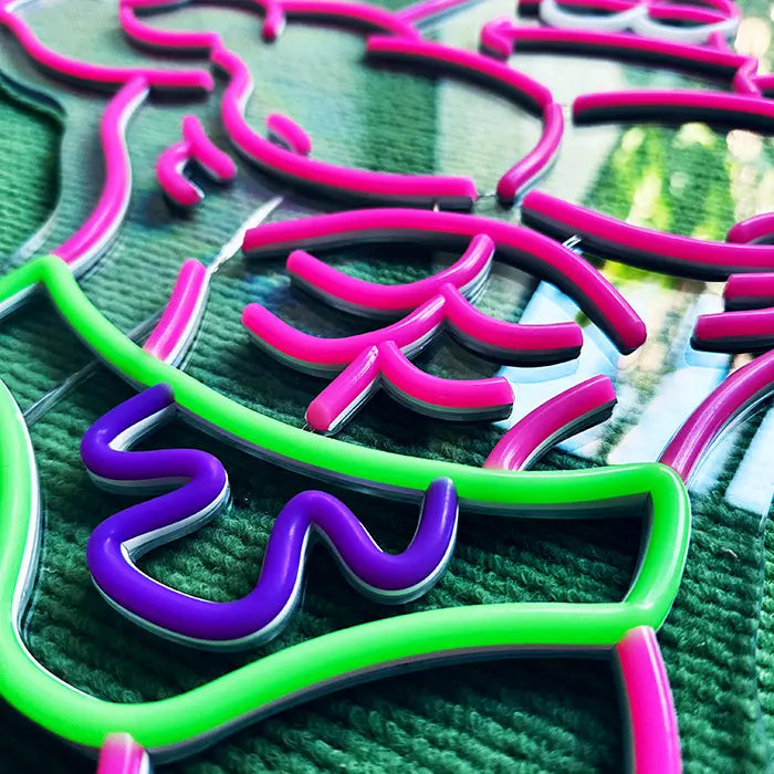 Patrick Bodybuilder Neon LED Schild ausgeschaltet schräg von oben, Bauchmuskeln und Badehose