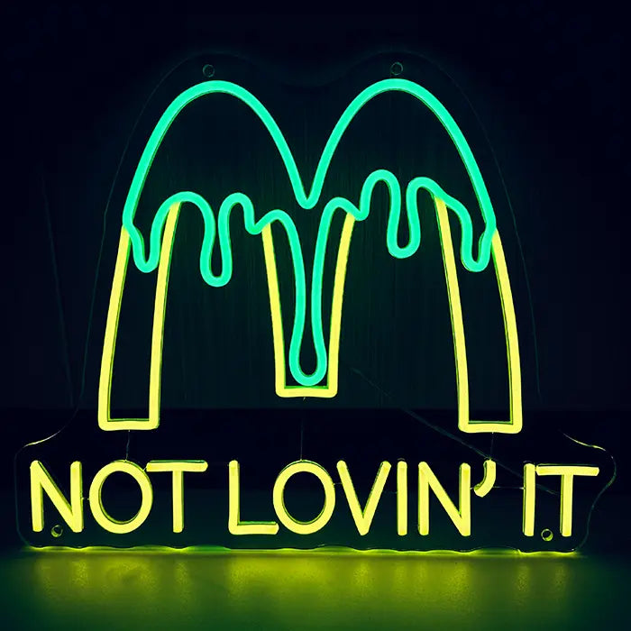 McDonald's Not Lovin' It Neon LED Schild frontal vor dunklem Hintergrund, Lichtschein fällt nach unten