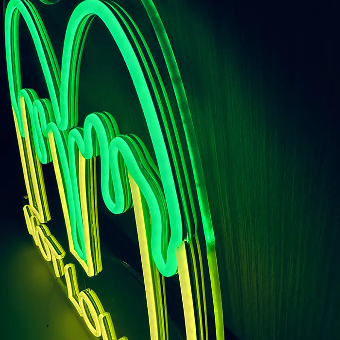 McDonald's Not Lovin' It Neon LED Schild seitlich fotografiert, grüne Tropfen und gelbes M aus der Nähe