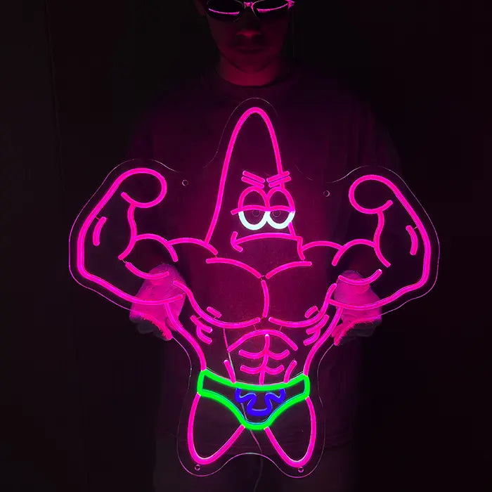 Patrick Bodybuilder Neon LED Schild wird mit beiden Händen vor den Körper gehalten