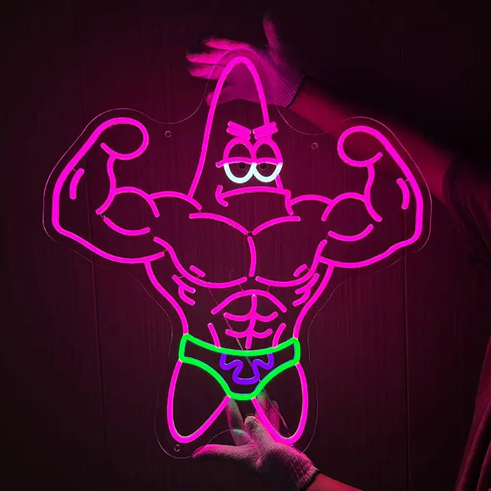 Patrick Bodybuilder Neon LED Schild wird mit Handschuhen an eine dunkle Wand gehalten