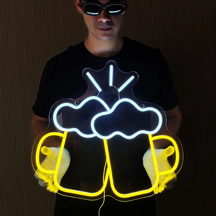 Bier Krüge Neon LED Schild wird mit Handschuhen vor den Körper gehalten, Schaumkronen leuchten weiß