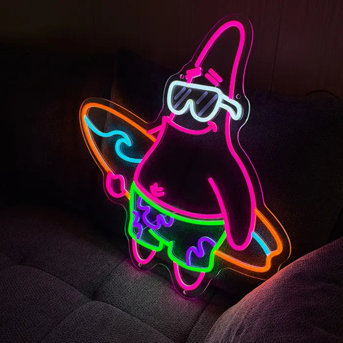 Patrick Surfer Neon LED Schild an einer Wand über einem grauen Sofa