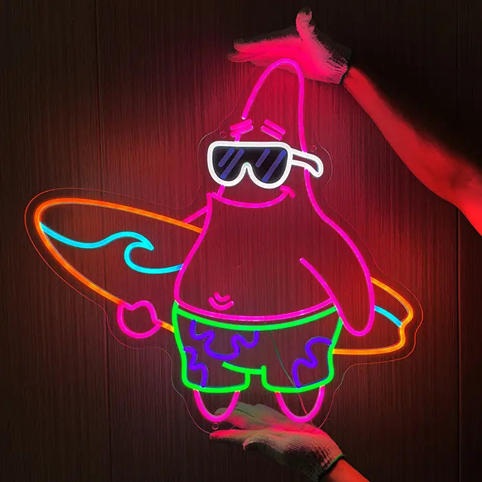 Patrick Surfer Neon LED Schild von zwei Händen in Handschuhen vor einer dunklen Wand gehalten
