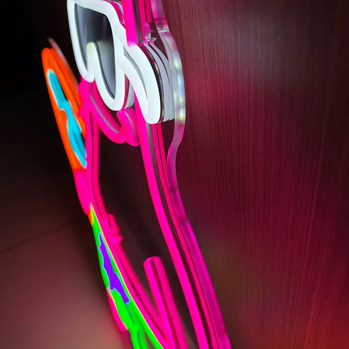 Patrick Surfer Neon LED Schild Seitenansicht der Kante, Silikonschlauch auf klarem Acrylglas