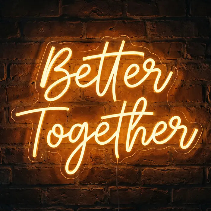 Better Together Neon LED Schild in goldener Schreibschrift an einer Backsteinwand