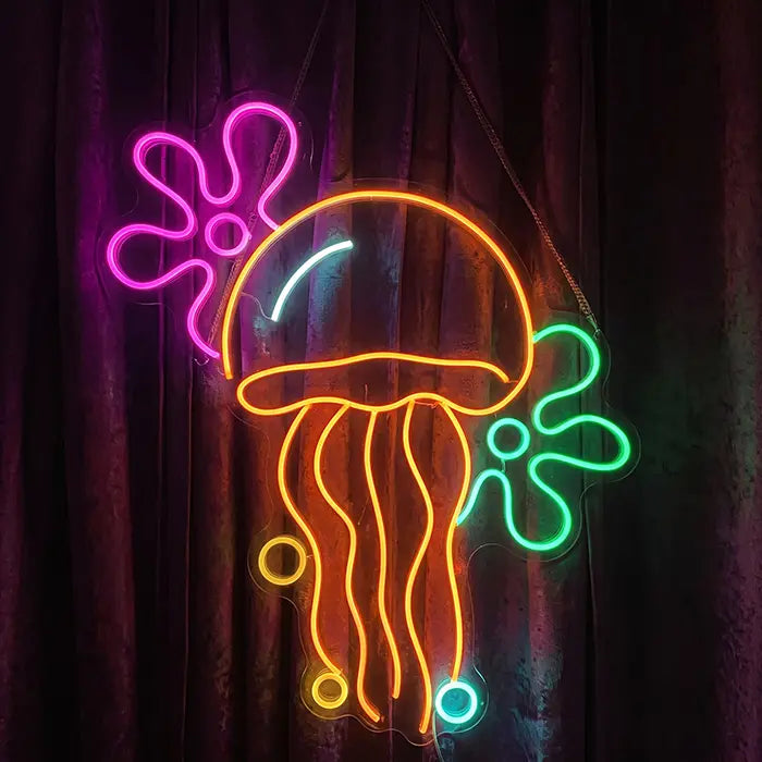 Qualle mit Blumenwolken Neon LED Schild in der Farbversion Orange vor dunklem Vorhang, mit pinker und grüner Blumenwolke
