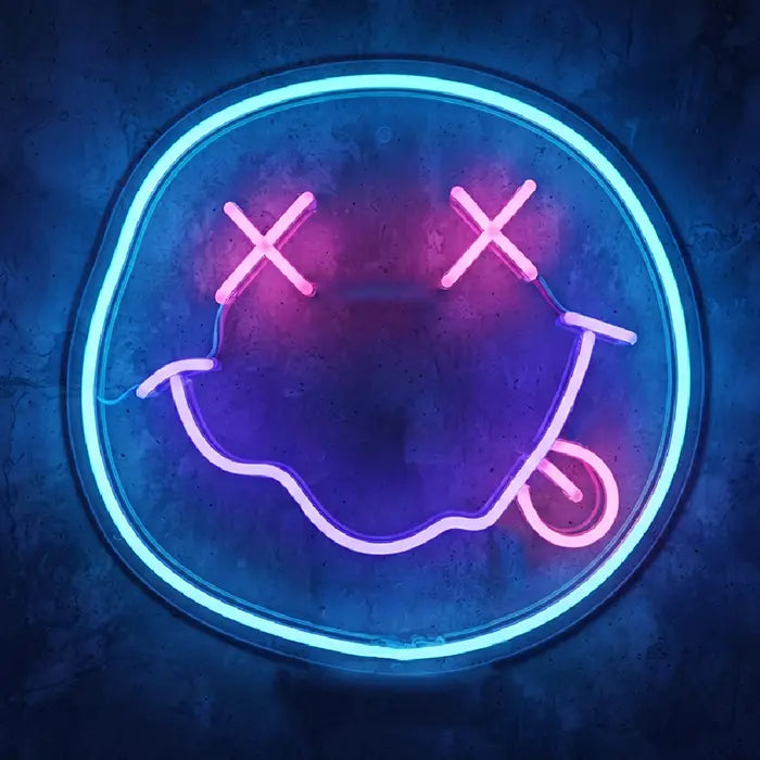 Smiley Neon LED Schild in Blau und Pink mit X-Augen und Zunge, leuchtend an dunkler Betonwand