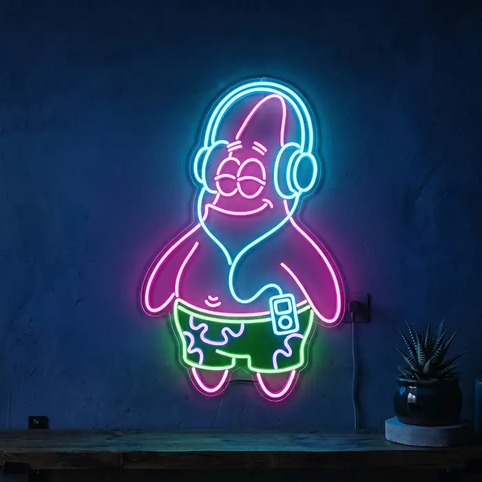 Patrick Kopfhörer Neon LED Schild an dunkelblauer Wand über einer Holzablage mit Pflanze im Blumentopf