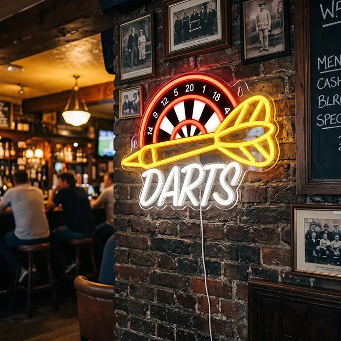 Darts Neon LED Schild mit UV-Druck an einer Backsteinwand im Pub zwischen alten Fotos, daneben Gäste an der Bar