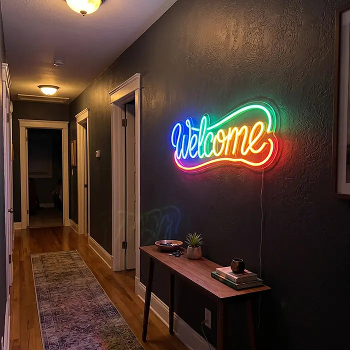 Welcome Neon LED Schild an der Wand eines Flurs über einer Konsole