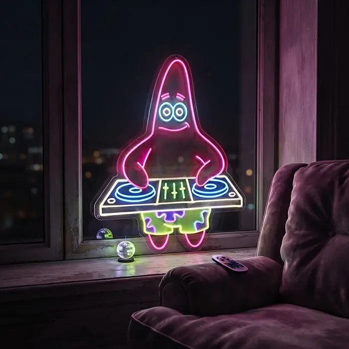 Patrick DJ Neon LED Schild am Fenster mit nächtlicher Stadtansicht, davor ein Sessel und die Fernbedienung