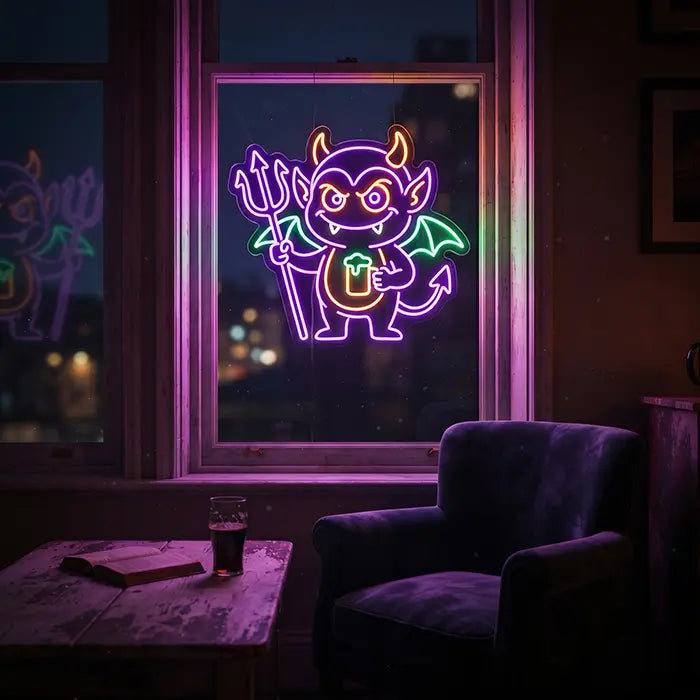 Teufel Neon LED Schild im Wohnzimmerfenster mit Blick über die Stadt, daneben Sessel und Beistelltisch