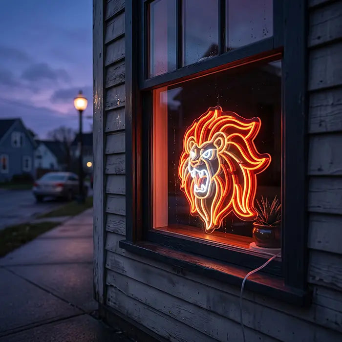 Löwenkopf Neon LED Schild im Fenster eines Holzhauses, in der Dämmerung von der Straße aus gesehen